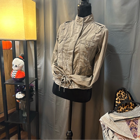 Women’s Jacket - Picture 4 of 8